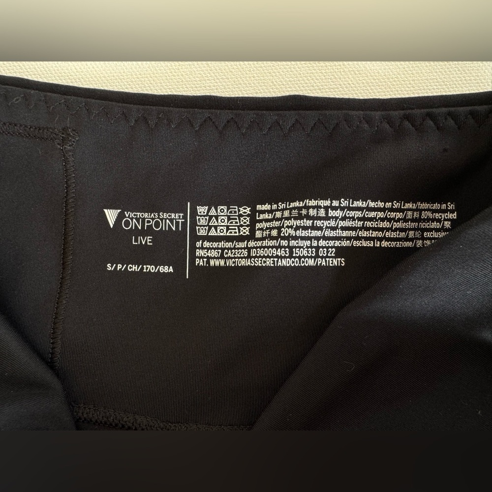 ✨Victorias Secret Sport Cropped Black V- Waisted Leggings✨
Size: Small - Picture 8 of 9